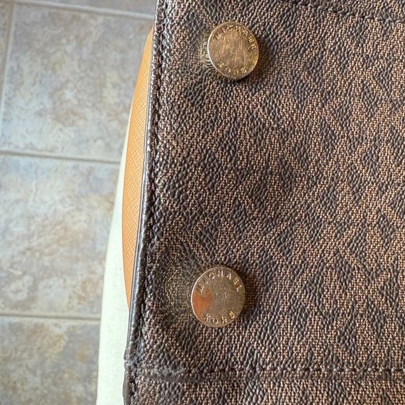 Michael Kors Brown Shoulder Bag with Gold-Tone Hardware. Medium size - Picture 5 of 15